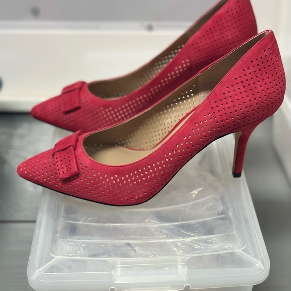 NWOB Sole Society perforated pointed, toe heel with bow - Picture 3 of 4